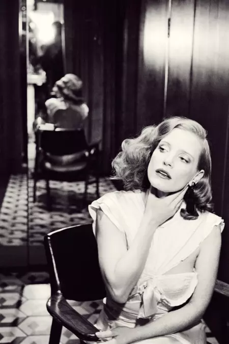 Pina-channel ni Jessica Chastain ang Old Hollywood Glamour sa Flaunt