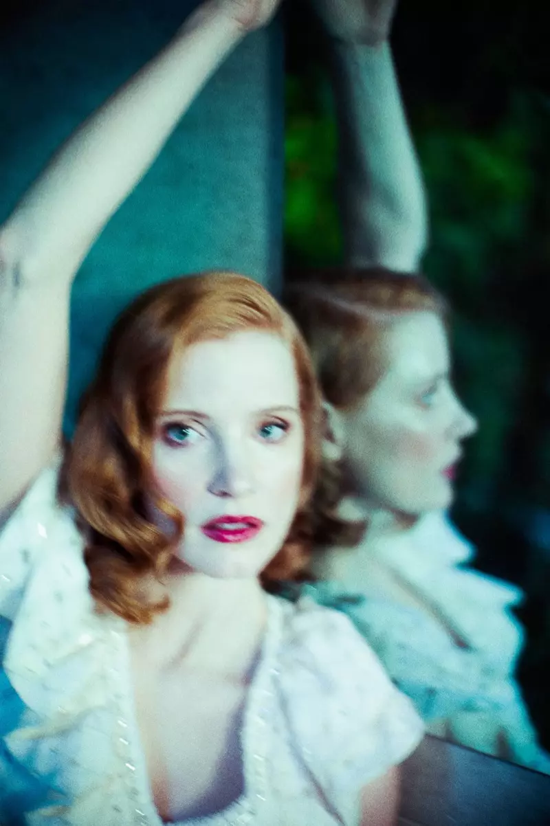 Jessica Chastain anoratidza runako rwakafemerwa runako runako rune matama akashata uye muromo mutsvuku