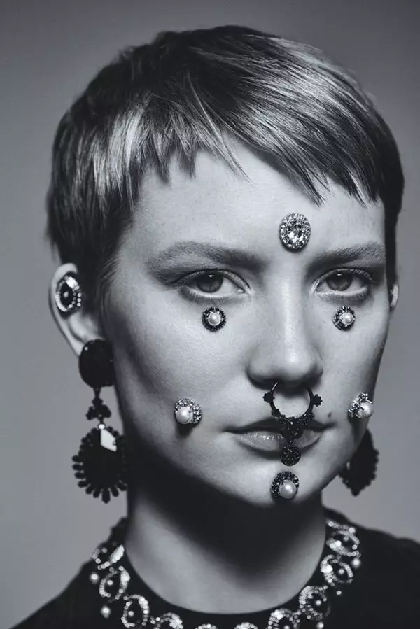 Mia Wasikowska posa com corte de cabelo pixie na revista