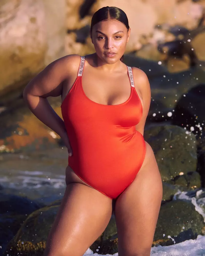 Paloma Elsesser sjocht der read-hyt út yn 'e kampanje fan Victoria's Secret Swim maitiid 2021.