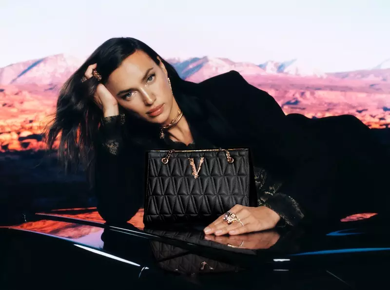 Irina Shayk dia kintan'ny fanentanana Versace Holiday 2020.