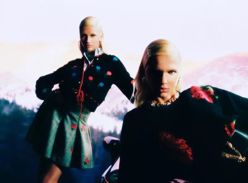 Evelina Lauren atá os comhair feachtas Versace Holiday 2020.