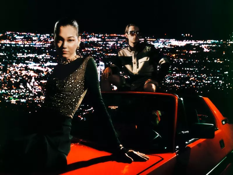 Кампанія Versace засяроджваецца на падарожжы на аўтамабілях у сваёй кампаніі на свята 2020 года.