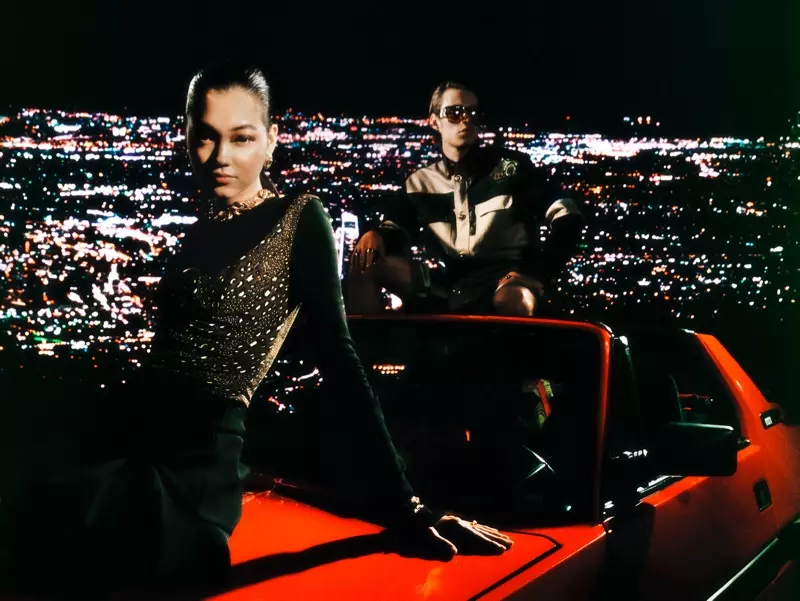 Versace met l'accent sur les déplacements en voiture pour sa campagne Holiday 2020.