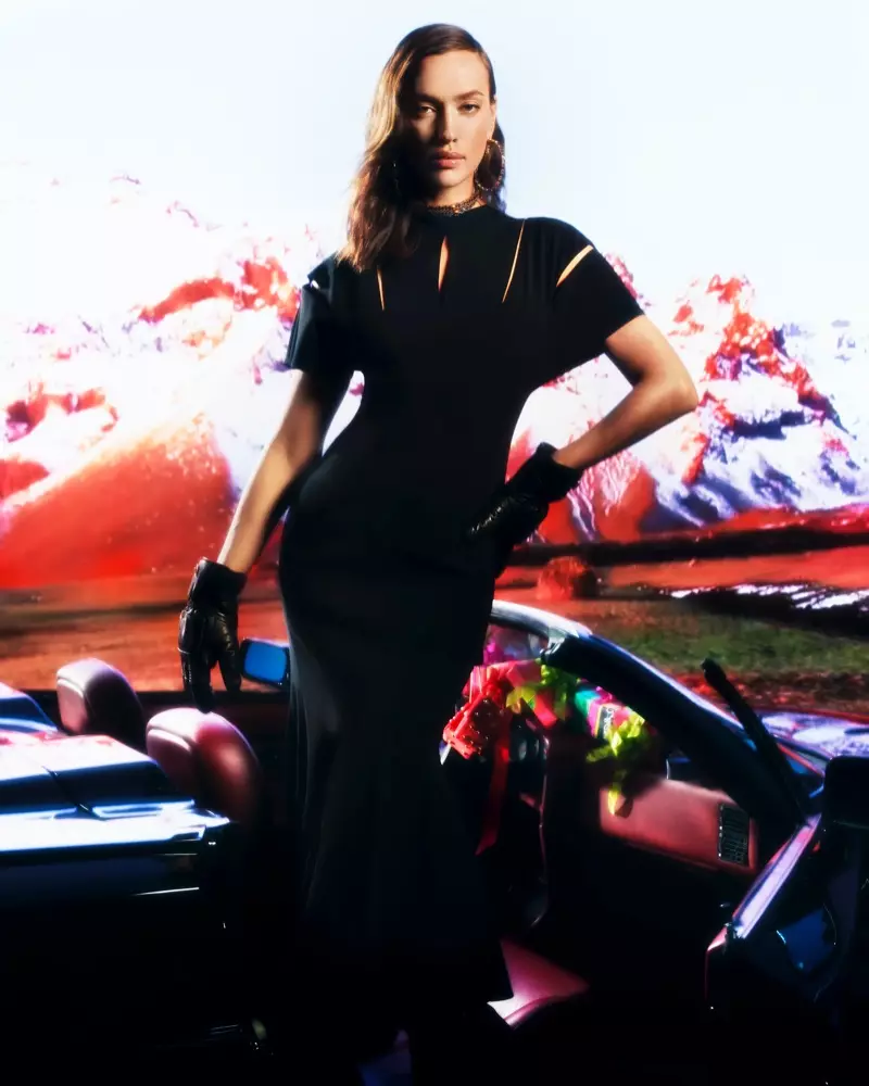 Ang supermodel nga si Irina Shayk nag-pose alang sa kampanya sa Versace Holiday 2020.