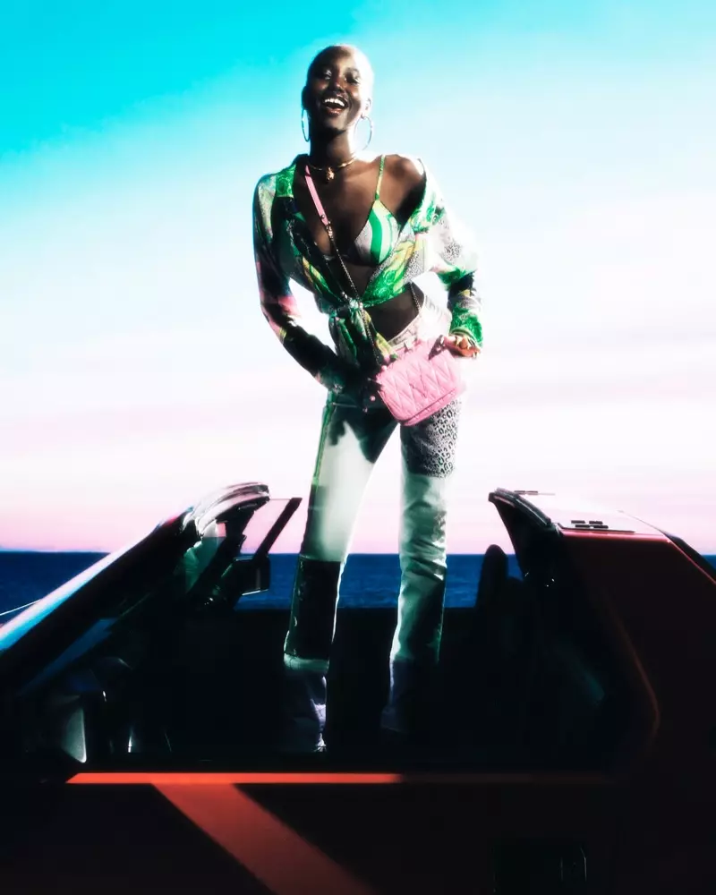 Адут Акеш усміхаецца ў кампаніі Versace Holiday 2020.