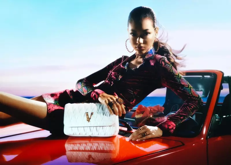 Мика Шнайдер в рекламной кампании Versace Holiday 2020.