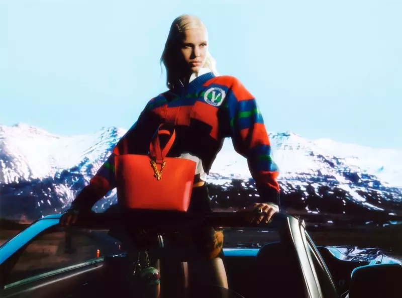 Evelina Lauren pose avec un sac Virtus rouge dans la campagne Versace Holiday 2020.