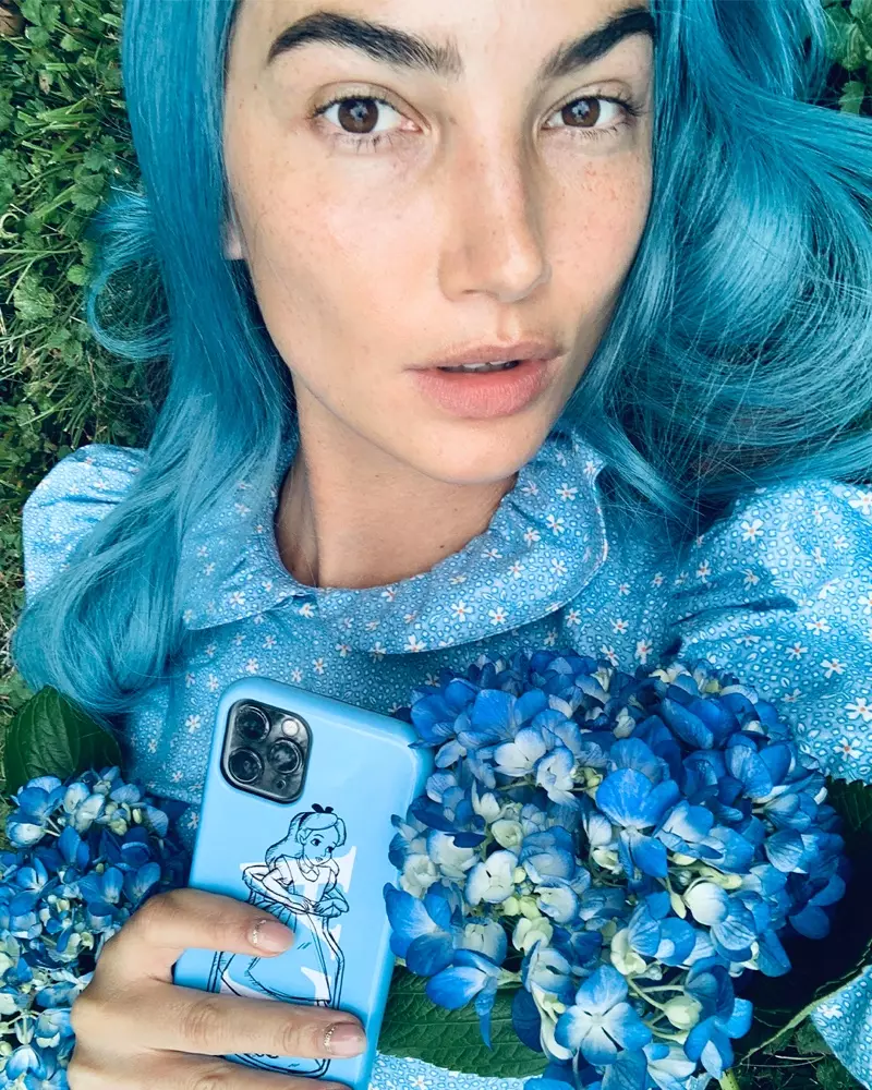 Lily Aldridge channel Alice in Wonderland rau CHAOS x Disney Classics.