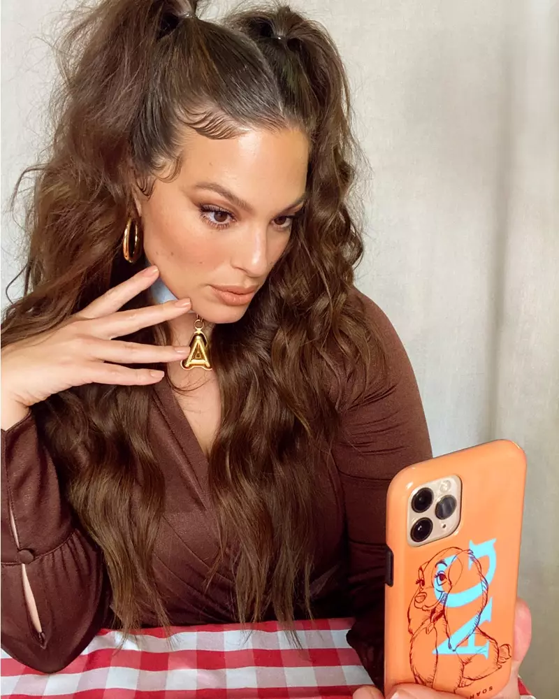 Ashley Graham ina Bean do CHAOS x Disney Classics.