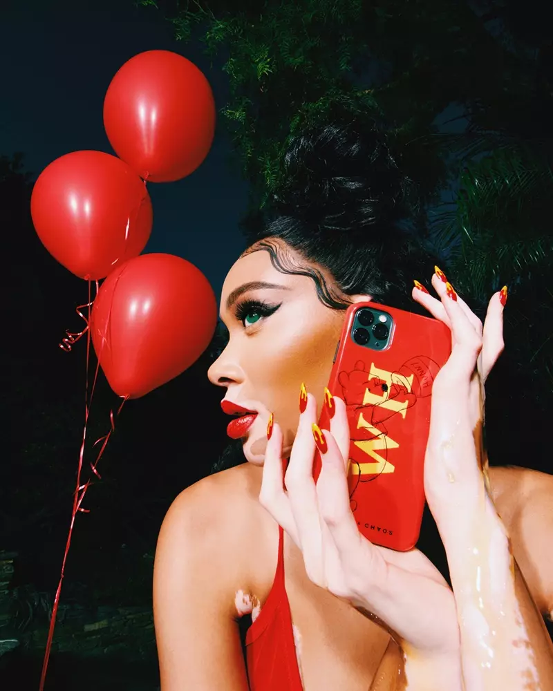 Winnie Harlow ag seasamh mar Winnie the Pooh do CHAOS x Disney Classics.