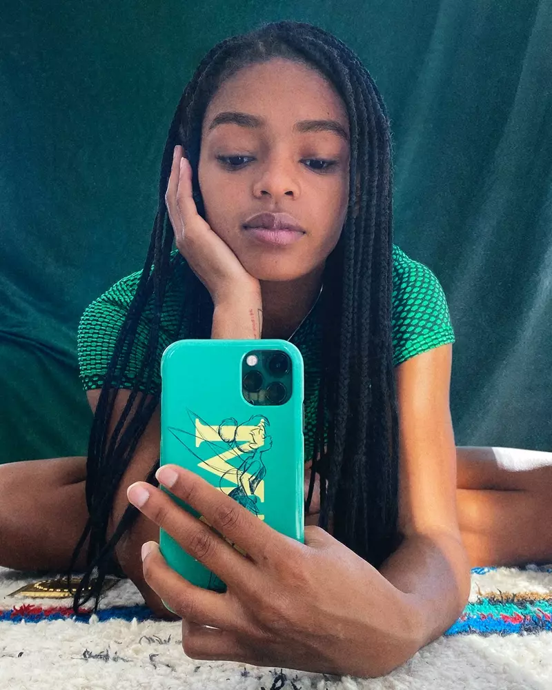 Selah Marley kanalisiert Tinker Bell für CHAOS x Disney Classics.