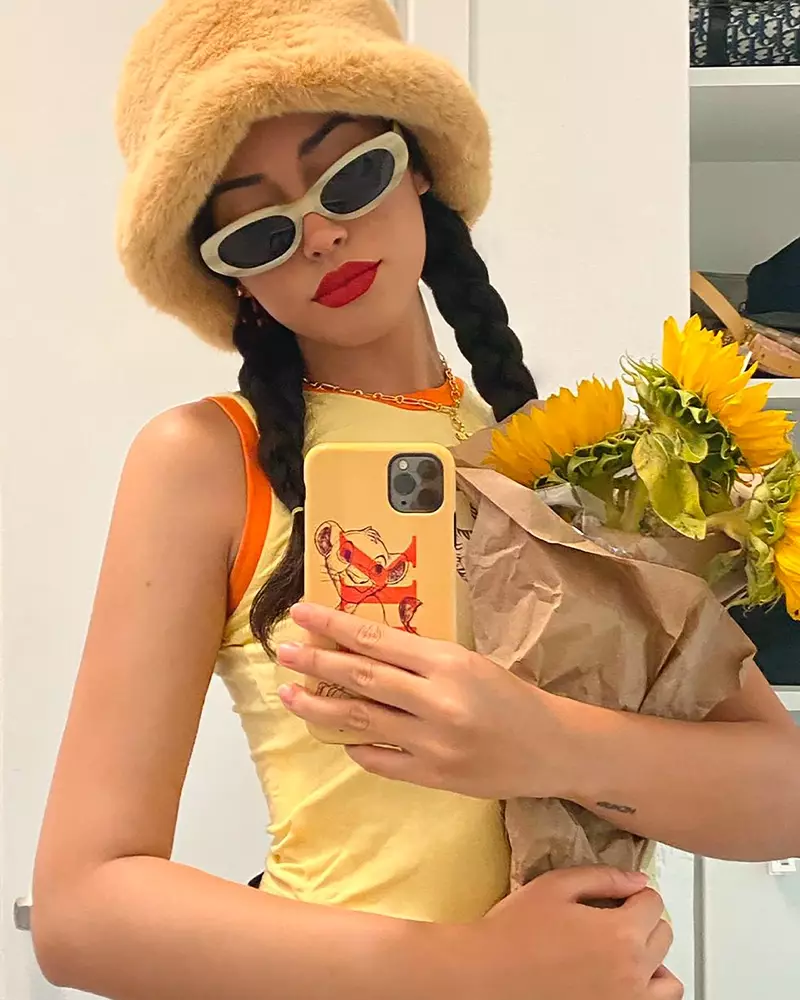 Christina Nadin poses nrog Simba CHAOS x Disney Classics iPhone rooj plaub.