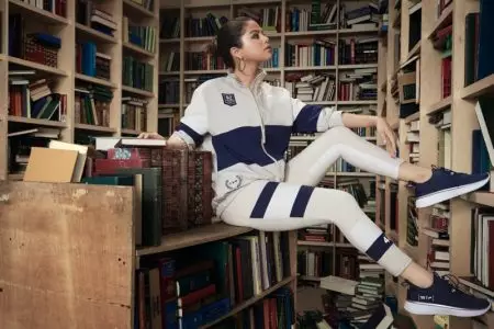 Селена Гомес погружается в книги для зимней коллекции PUMA