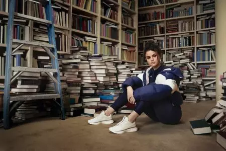 Selena Gomez zagłębia się w książki dotyczące zimowej kolekcji PUMA