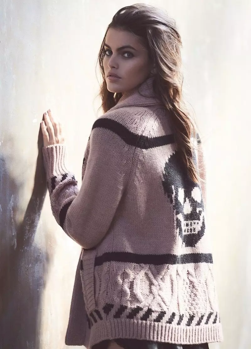 Kamila Hansen porte un cardigan Lou de Skull Cashmere