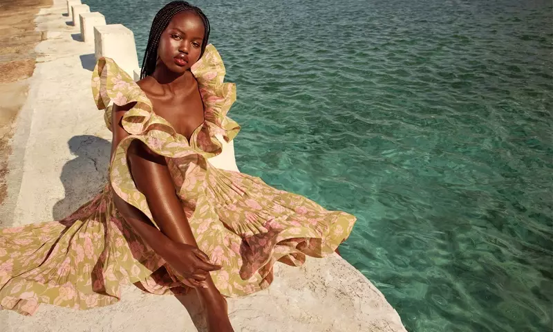 Adut Akech akuyimira kampeni ya Zimmermann resort 2021.