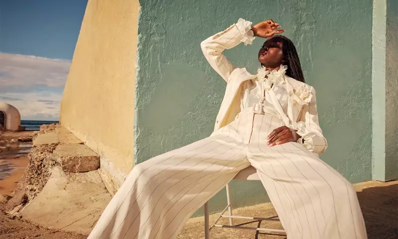 Portant des rayures fines, Adut Akech est à la tête de la campagne Zimmermann resort 2021.