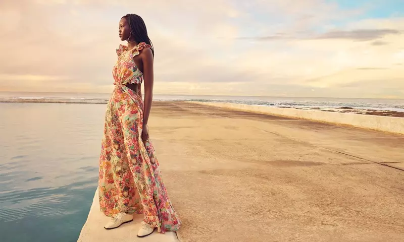 Adut Akech porte une robe longue à volants Zimmermann The Lovestruck avec des cœurs enflammés.