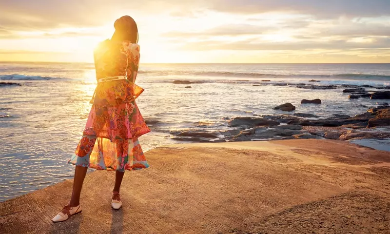 Posando á beira do mar, Adut Akech aparece na campaña de Zimmermann Resort 2021.