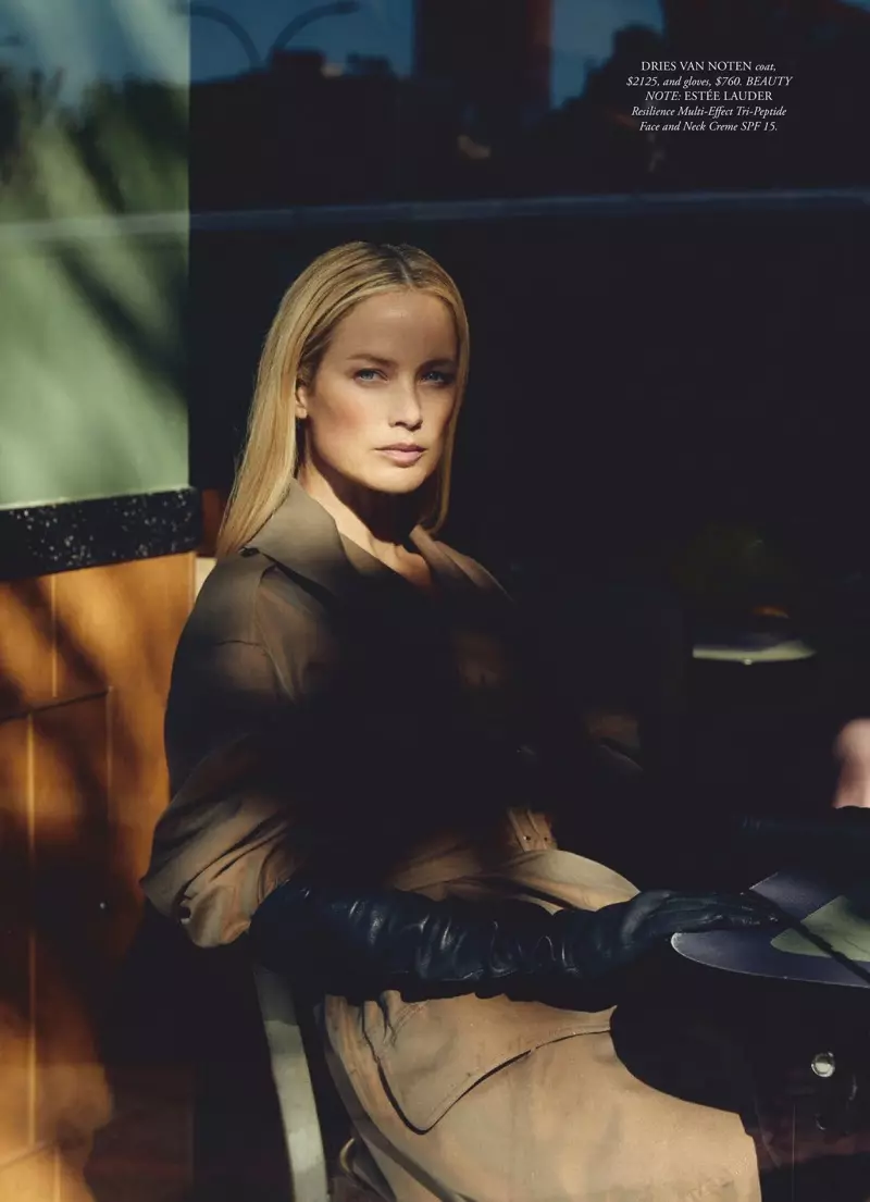 Carolyn Murphy posa in look a strati per Harper's Bazaar Australia