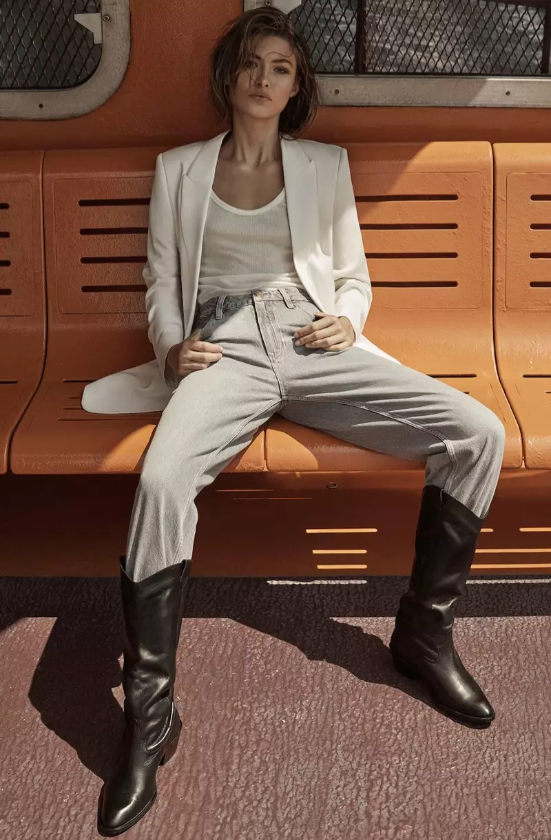 Грейс Элизабет Массимо Дуттидің 2019 жылғы күзгі топтамасынан кездейсоқ стильде суретке түседі.