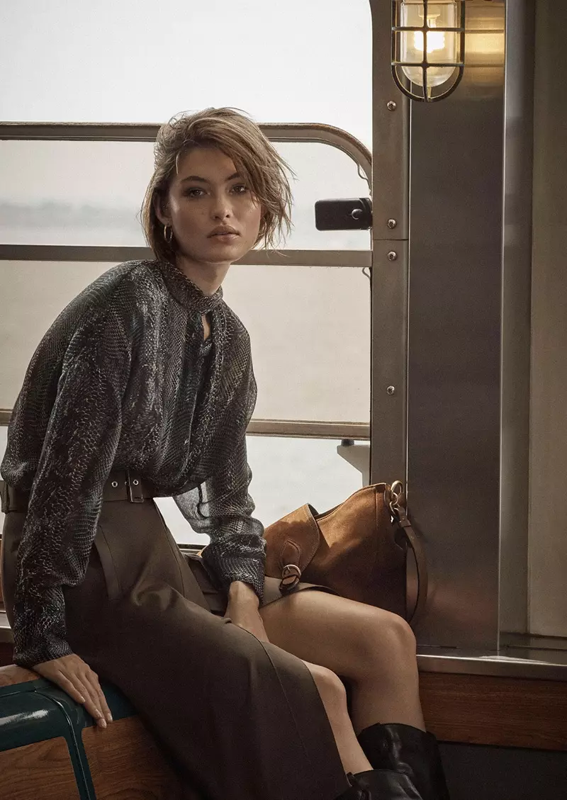 Grace Elizabeth on Massimo Dutti A Long Journey 2019. aasta sügis-talve juhtkirja ees