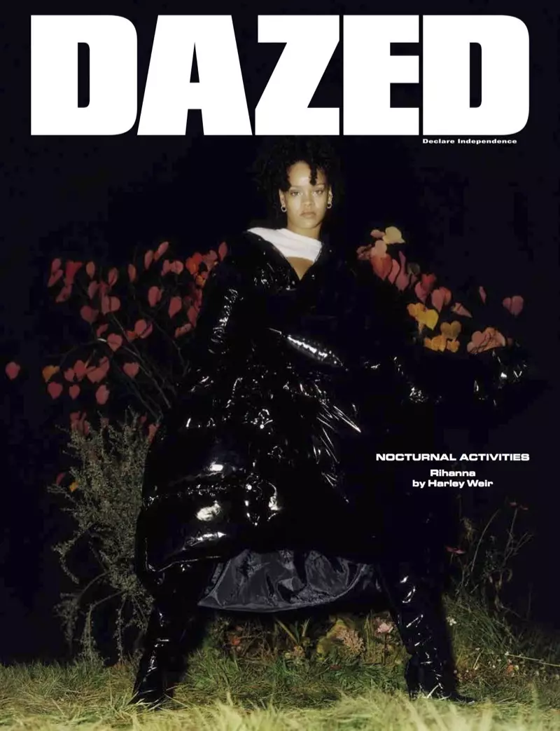 Penyanyi Rihanna mengenakan jaket puffer Philipp Plein dan crop top Courrèges di Sampul Majalah Dazed Musim Dingin 2017