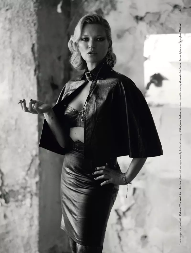 La top model Kate Moss posa in look ispirati al rock and roll per l'editoriale di moda