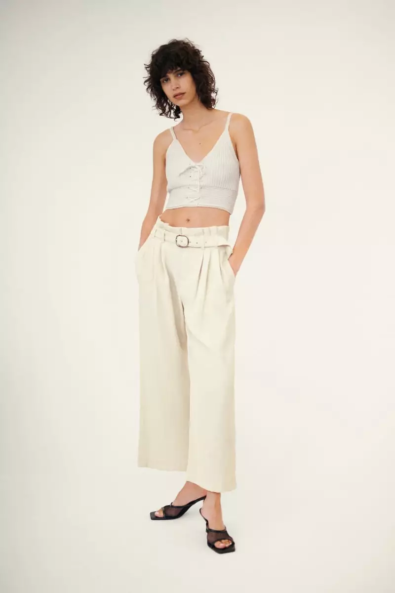 Mica Arganaraz mudelli Zara crop top u pants wiesgħa ċinturin tar-riġel.