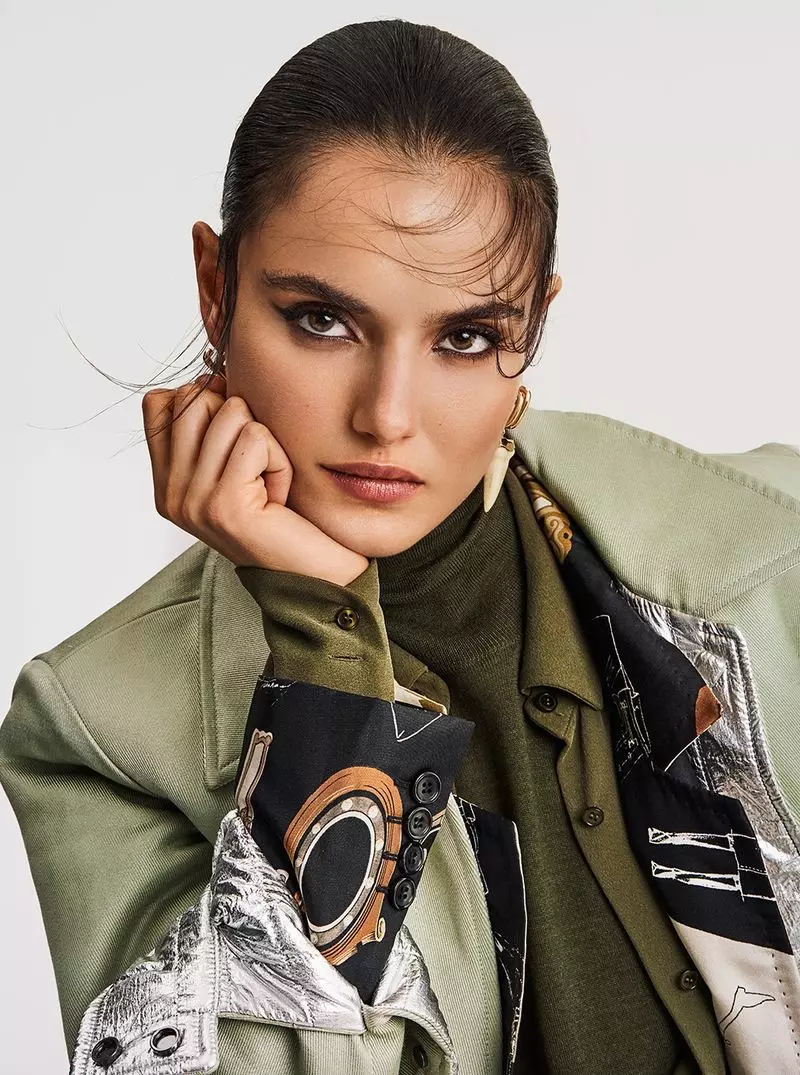 Blanca Padilla poseart yn eklektyske stilen foar Vogue Taiwan