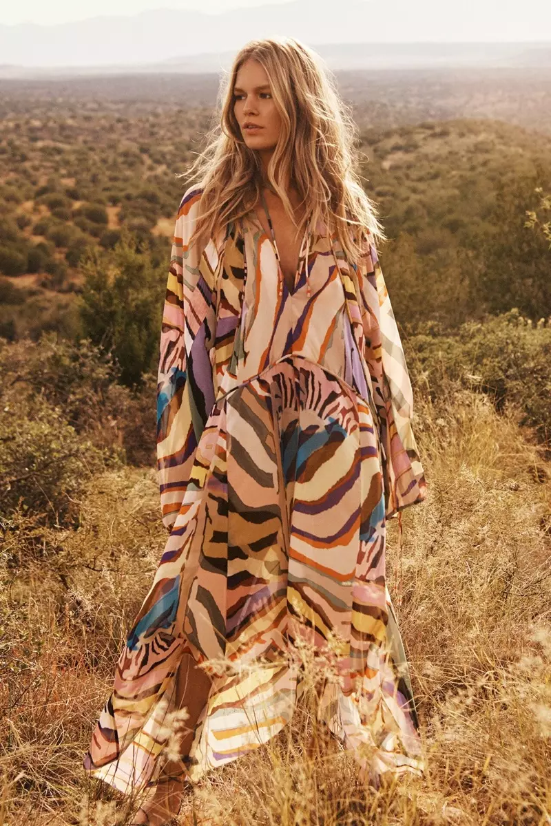 Anna Ewers posa com caftan estampado da coleção primavera-verão 2019 da H&M Studio