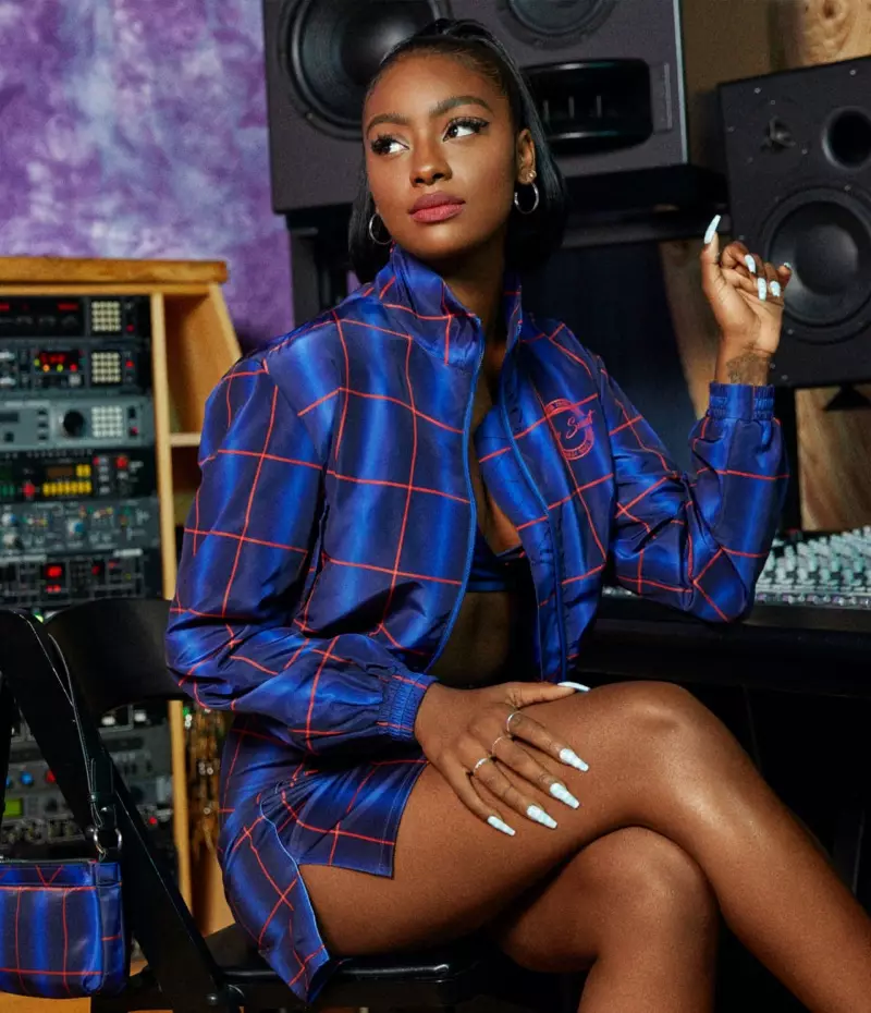 Plaid à bascule, Justine Skye pose dans la collaboration vestimentaire H&M