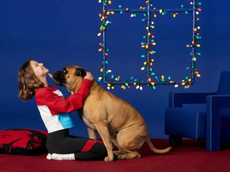 ミリー・ボビー・ブラウンが犬とカルバン・クラインのお祝いライトでポーズをとる