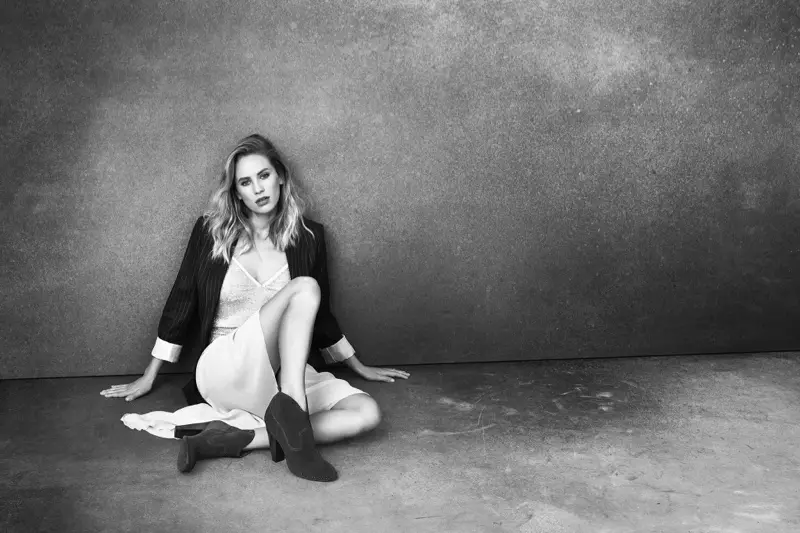 Dylan Penn “Frye Madeline” köwşüni geýýär