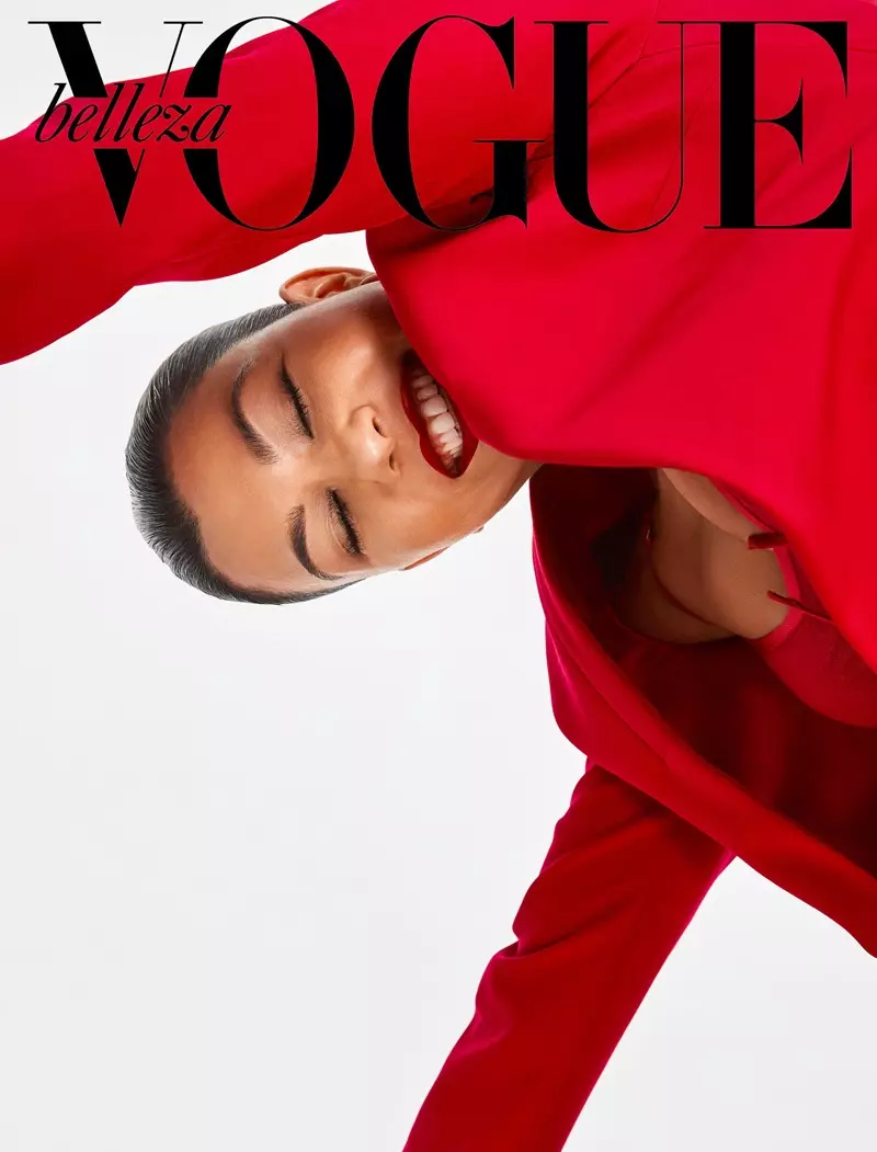 Gülümseyen Kourtney Kardashian, Vogue Mexico Beauty'nin Nisan 2019 kapağında öne çıkıyor