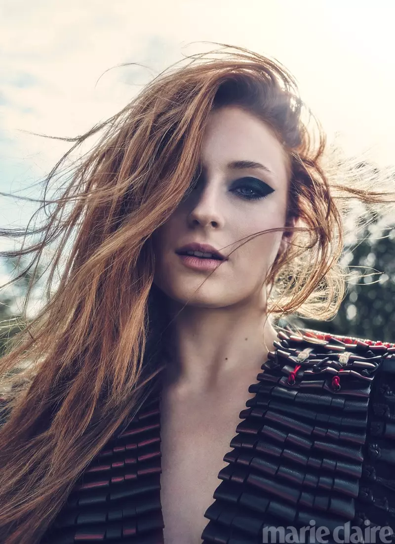 Sophie Turner pokaže dolgo in valovito pričesko