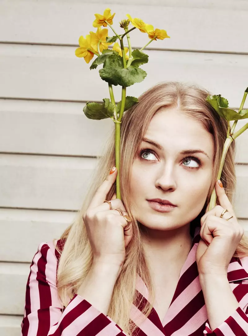 L'actriu Sophie Turner posa amb un top a ratlles