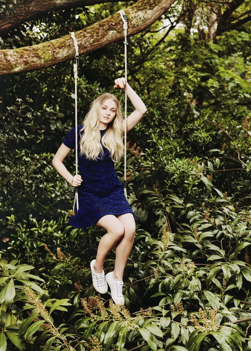 Jippoża fuq swing, Sophie Turner tilbes libsa blu bi sneakers