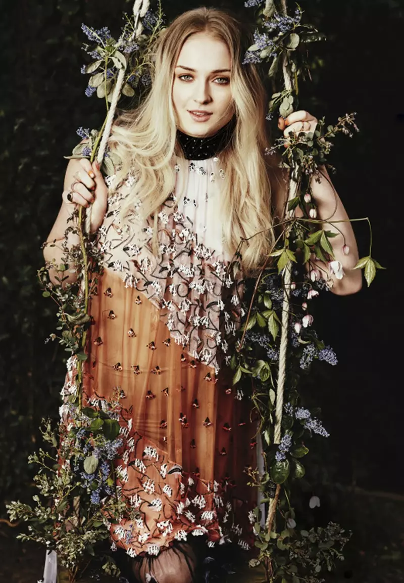 Sophie Turner สวมชุดที่ประดับประดา