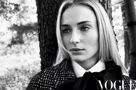 Sophie Turner encanta em preto e branco para a Vogue China