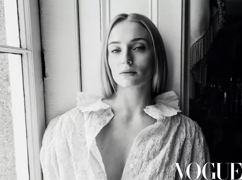 Skådespelerskan Sophie Turner poserar i vit blus