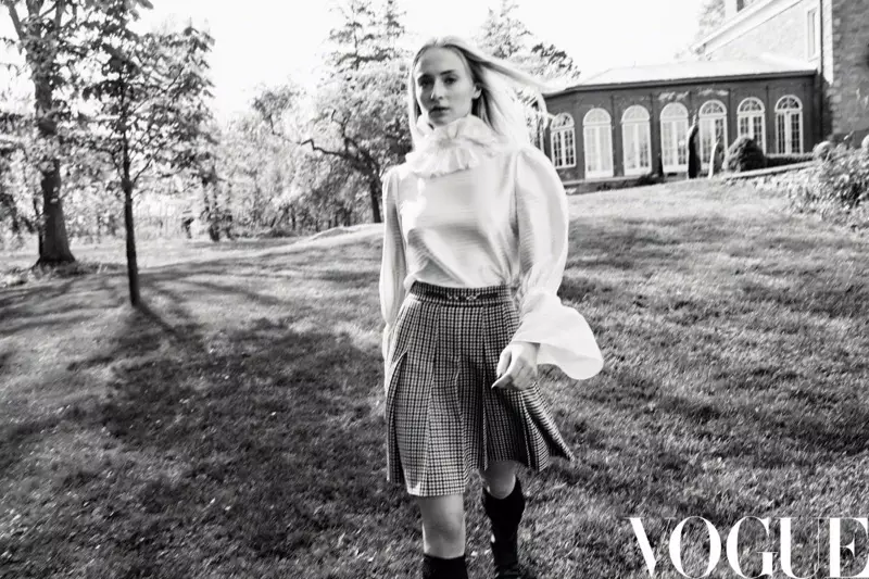 Sophie Turner adavala bulawuzi yokongola yokhala ndi siketi yovunda