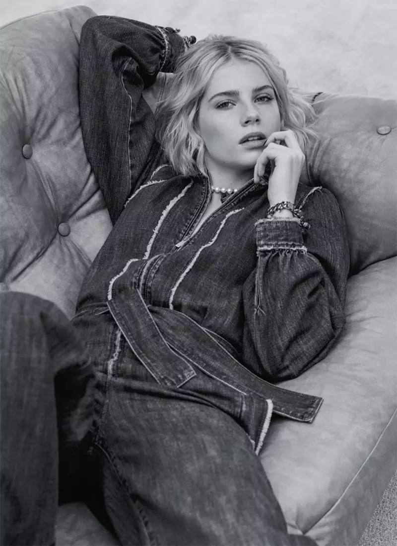 Lucy Boynton pose dans un look denim Dior