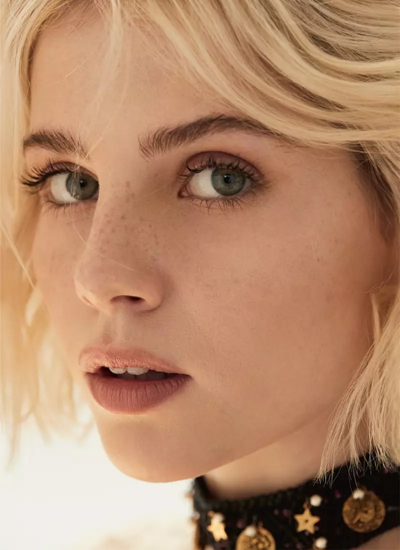 Preta por ŝia deproksima foto, Lucy Boynton portas Dior-ĉokilan kolĉenon