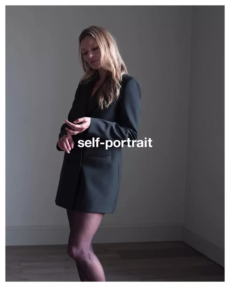 Tus kheej-Portrait kais Kate Moss rau kev sib tw ua ntej lub caij nplooj zeeg 2021.