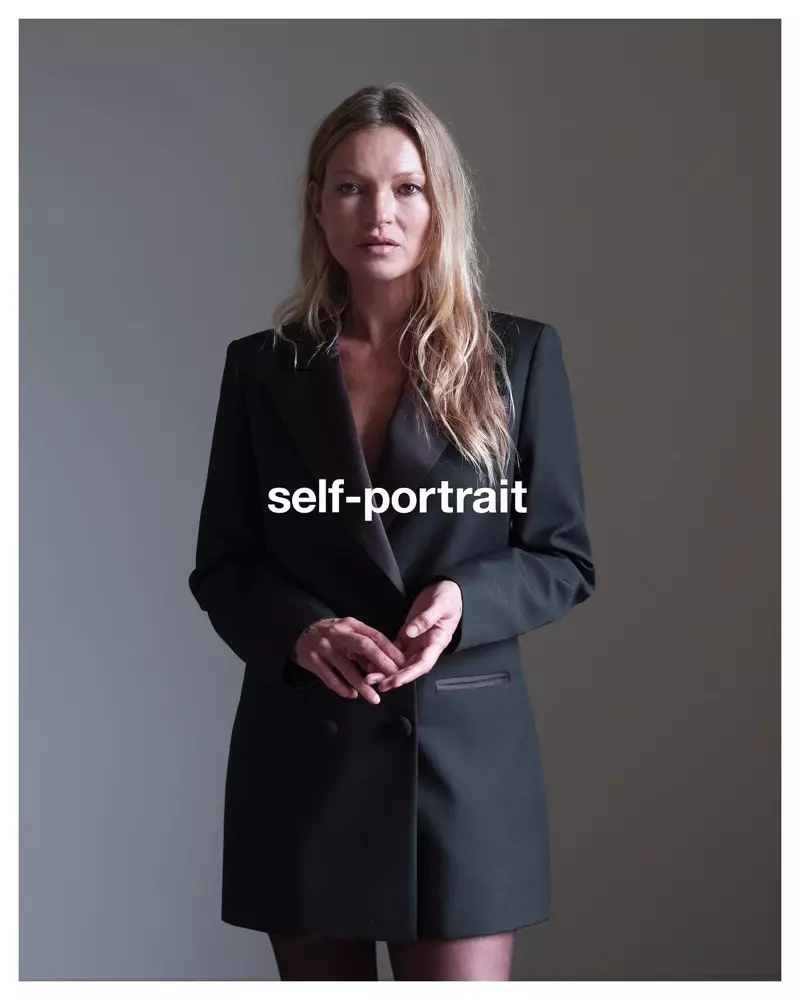 Kate Moss dia manao blazer mainty ho an'ny fampielezan-kevitra Self-Portrait talohan'ny fararano 2021.