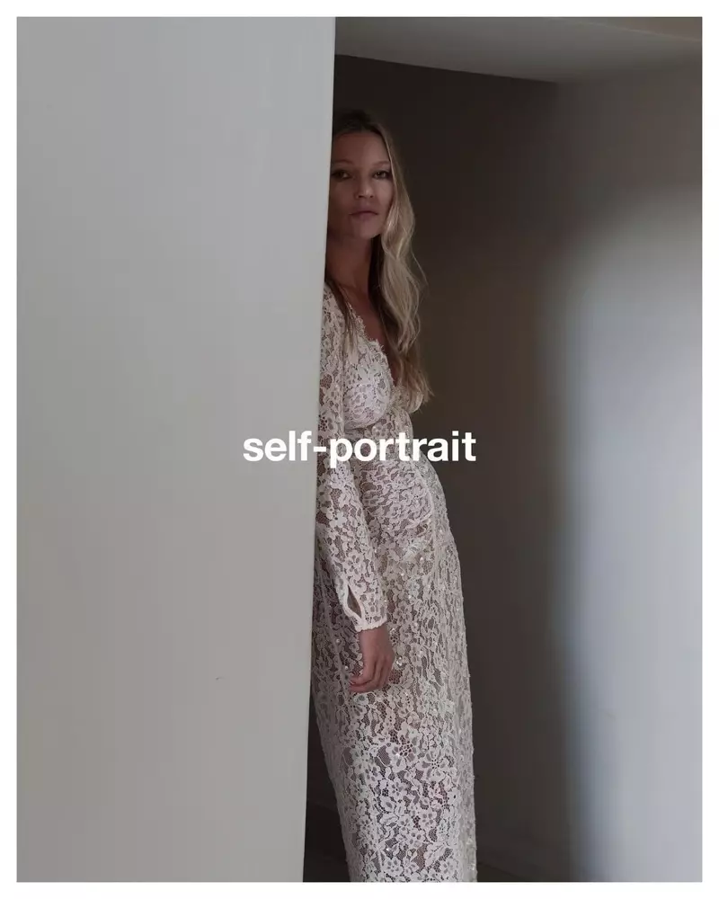 Kate Moss posa para a campanha Self-Portrait pré-outono 2021.