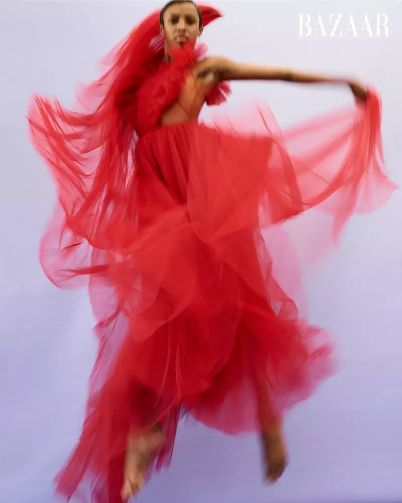 Alvin Ailey 美國舞蹈劇院的 Courtney Celeste Spears 穿著紅色 Dior 連衣裙展示她的動作。