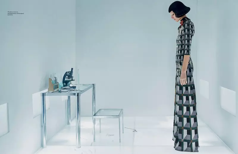 Josephine sirve realismo futurista en una habitación minimalista con un vestido de Gucci